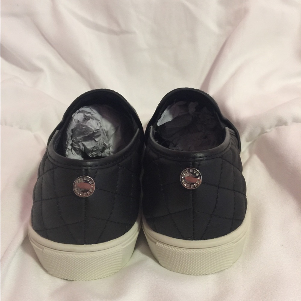 New- Size 8 Steve Madden Ecentrcq Black Slip Ons - Picture 2 of 8